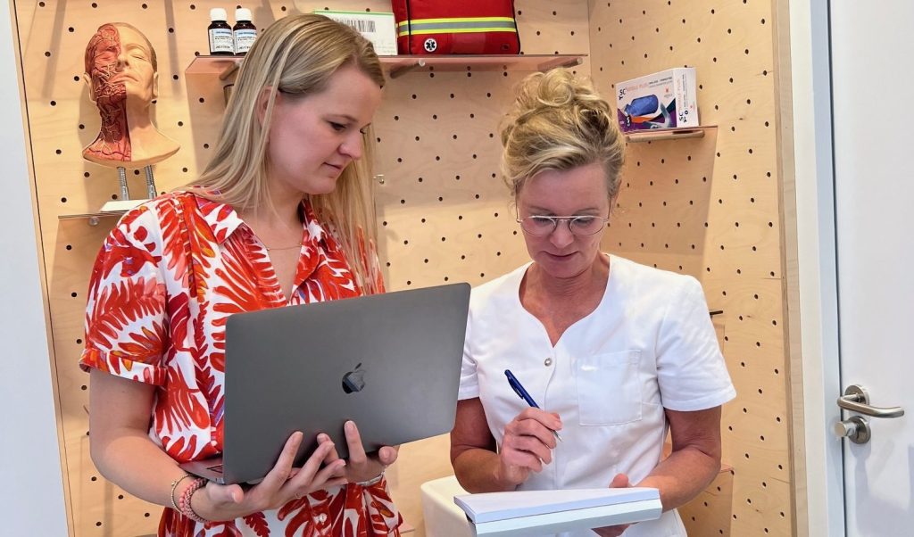 Consultant van Lairesse Ziekenhuisfarmacie biedt ondersteuning bij farmaceutische toezichthouding voor zorginstellingen.
