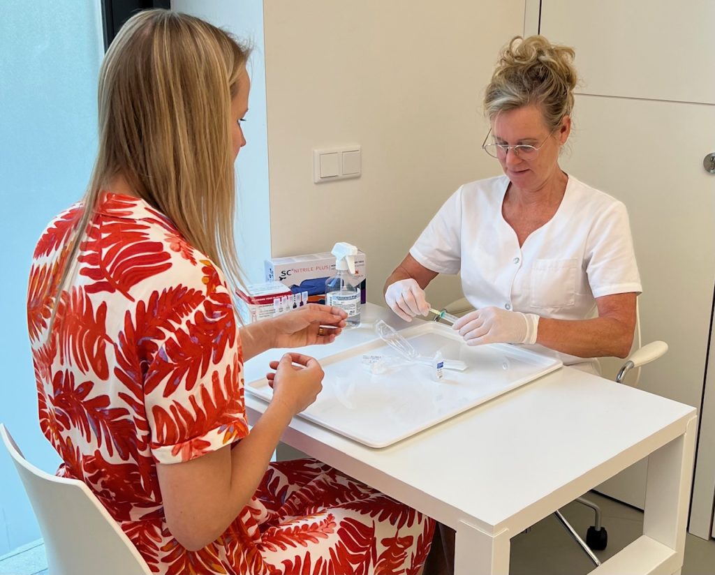 Ziekenhuisapotheker van Lairesse ziekenhuisfarmacie geeft farmaceutische ondersteuning.  