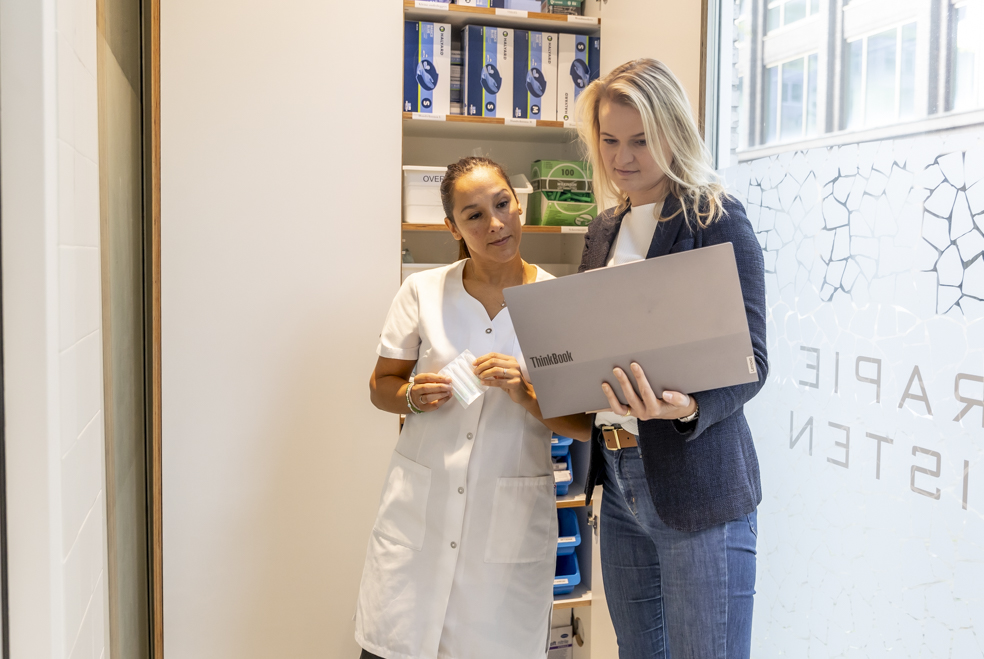 Audit-medewerker van Lairesse Ziekenhuisfarmacie voor een medicijnkast samen met apotheek-assistent die de processen rond medicatieveiligheid controleert.