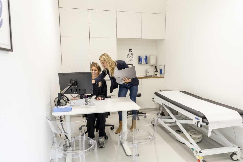 Auditor van apotheek Lairesse Ziekenhuisfarmacie druk in overleg met medewerker kliniek over de farmaceutische processen.