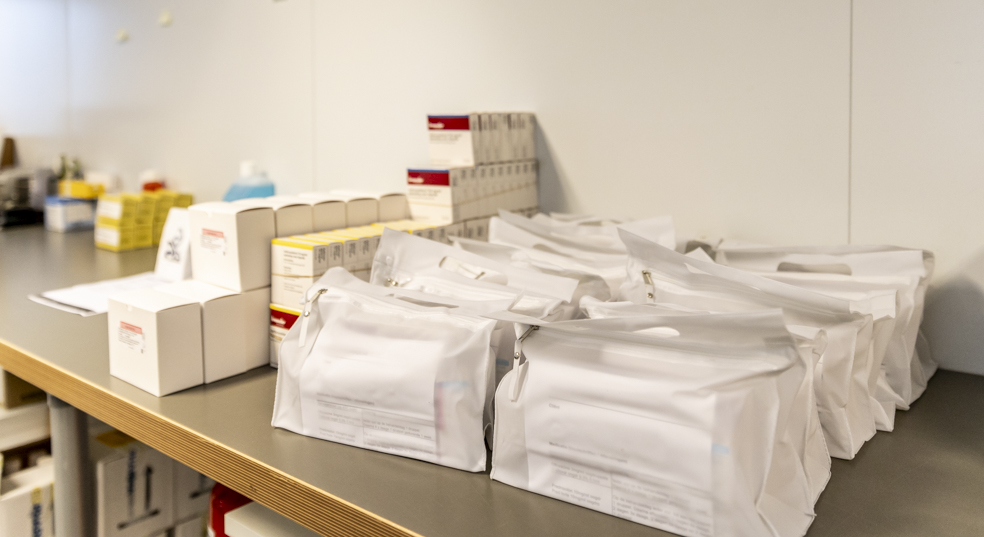 Medicatie voor cliënten die klaar staat op een medicijnkast, dankzijn digitale registratie en uitwisseling van medicatiegegevens is alles goed geregeld.