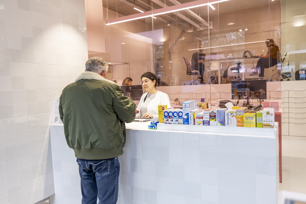 Patient die medicatie ophaalt bij de apotheek