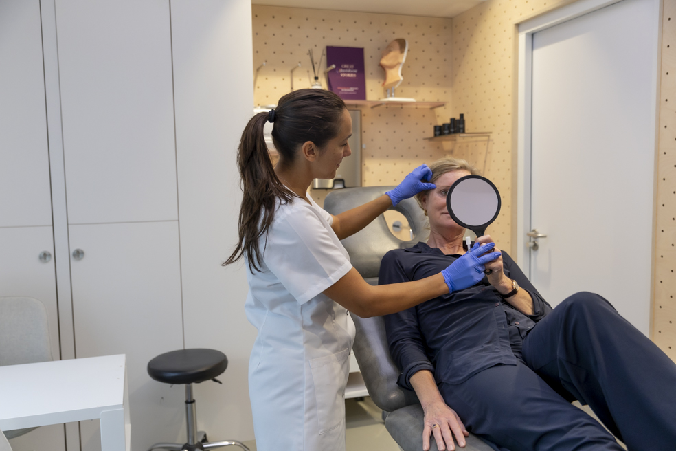 Lairesse Ziekenhuisfarmacie: de gespecialiseerde apotheek voor uw cosmetische kliniek. Cosmetisch arts laat klant resultaat zien.