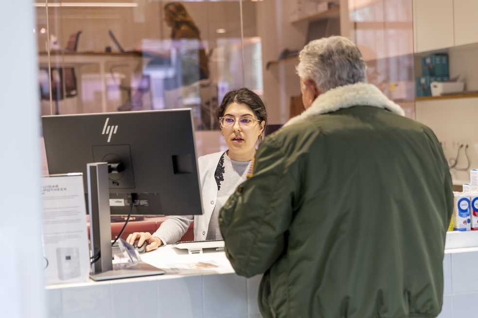 Apothekersassistenten van Lairesse Ziekenhuisfarmacie in gesprek met klant.
