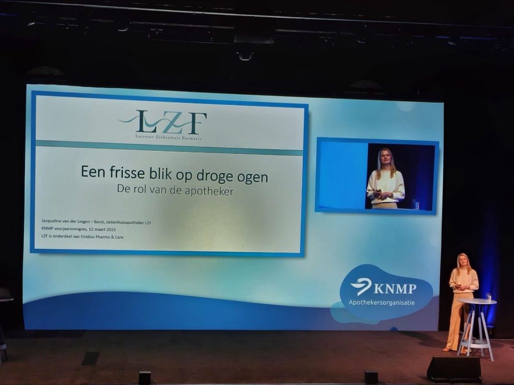 Ziekenhuisapotheker Jacqueline van der Lingen – Borst geeft een presentatie over het belang van de apotheker bij de behandeling van droge ogen.