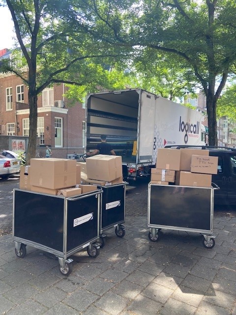 Verhuiswagen staat klaar met verhuisdozen voor verhuizing Lairesse Ziekenhuisfarmacie naar Schiphol-Rijk.