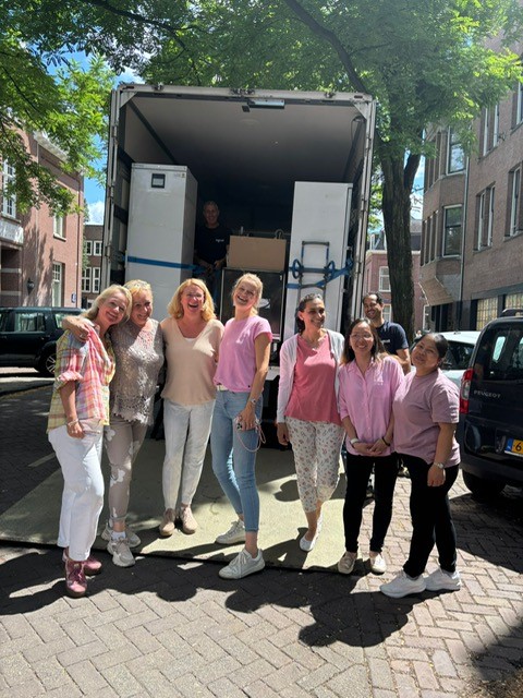 Het team van Lairesse Ziekenhuisfarmacie poseert voor de verhuiswagen voor de verhuizing naar Schiphol-Rijk.